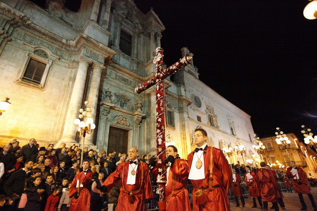 Sulmona- venerdi santo - processione die trinitari